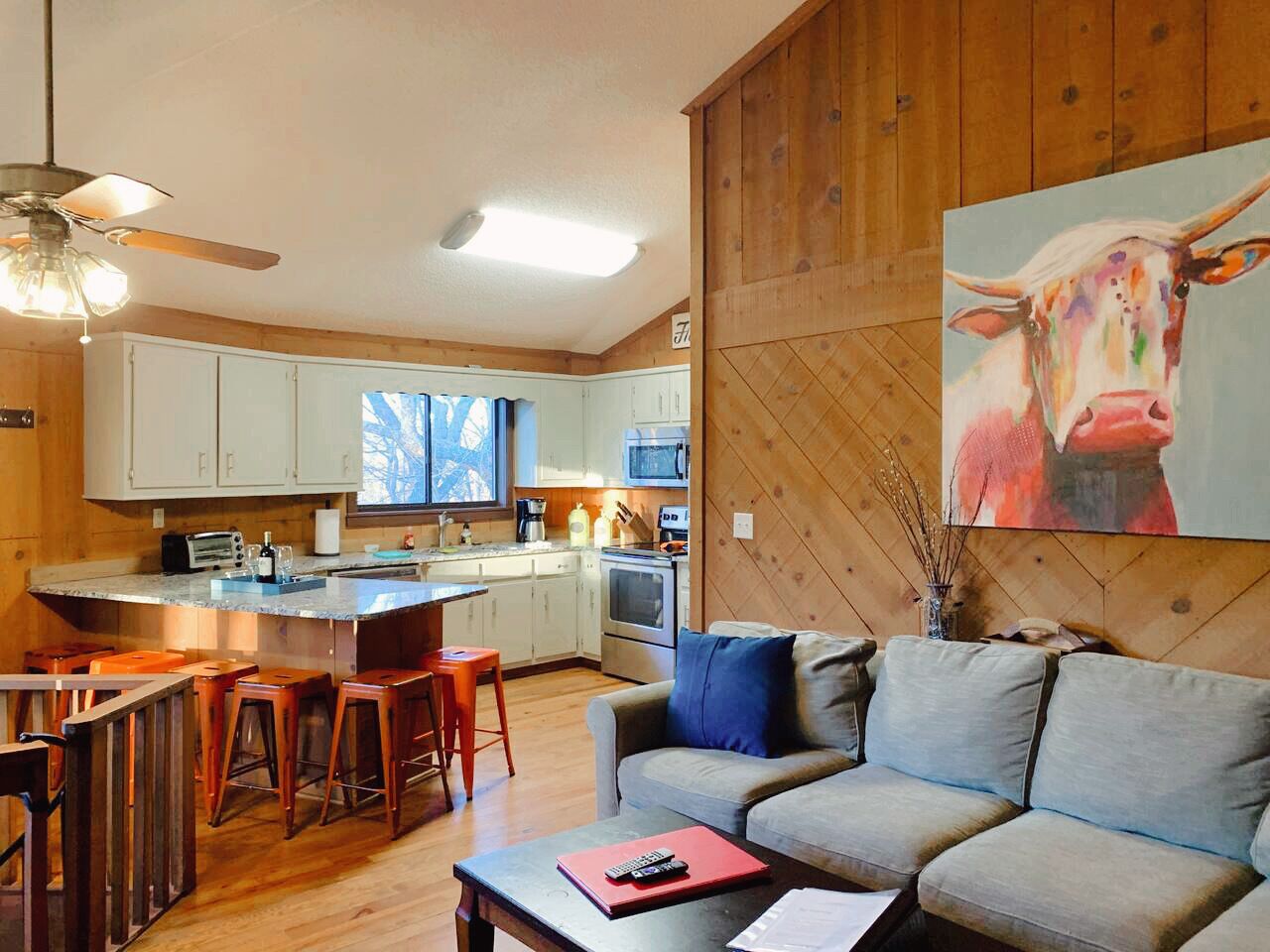 Smart TV, chimenea, reproductor de DVD y tenis de mesa 