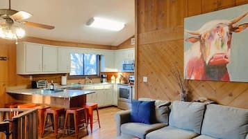 Smart TV, fireplace, DVD player, table tennis