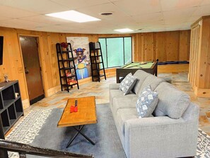 Games room - 675 FIVE Star Reviews | Views | Pool Table & Ping Pong | Pet Friendly | Firepit (Cleveland)