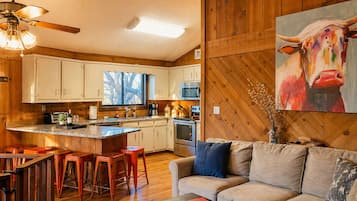 TV connectée, cheminée, lecteur de DVD, table de tennis de table