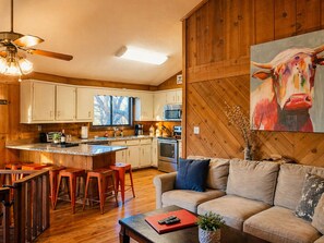 Smart TV, fireplace, DVD player, table tennis - 665 FIVE Star Reviews | Views | Pool Table & Ping Pong | Pet Friendly | Firepit (Cleveland)