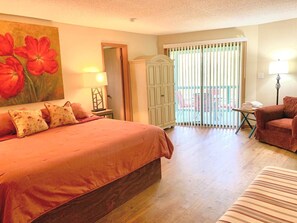 3 slaapkamers, een bureau, een strijkplank/strijkijzer, reisbedje