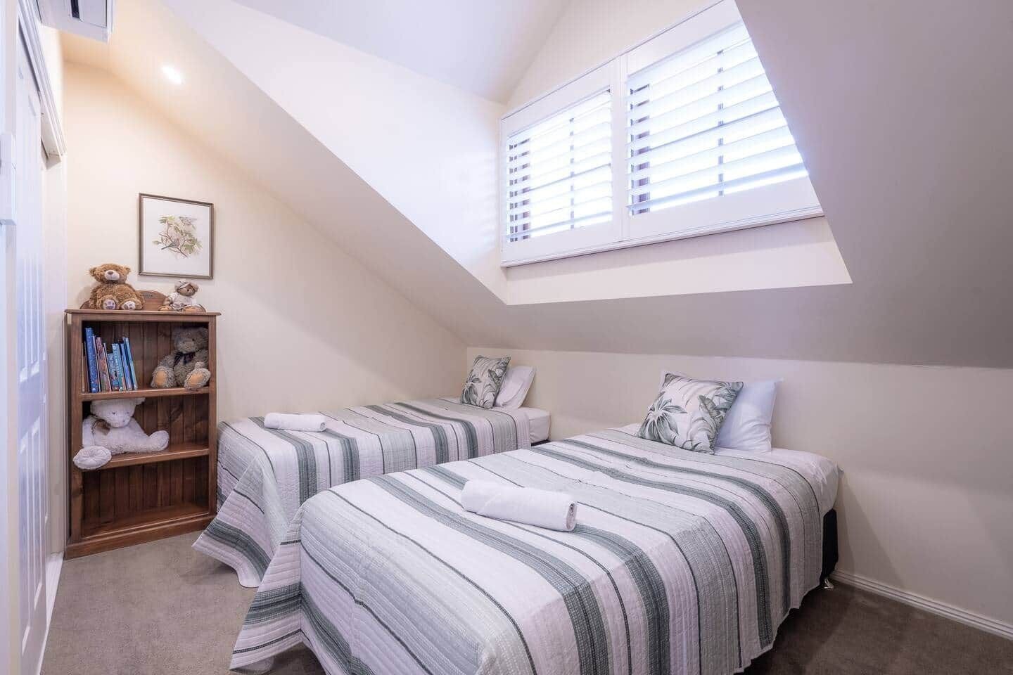 4 sovrum, skrivbord, strykjärn/strykbräda och resesäng