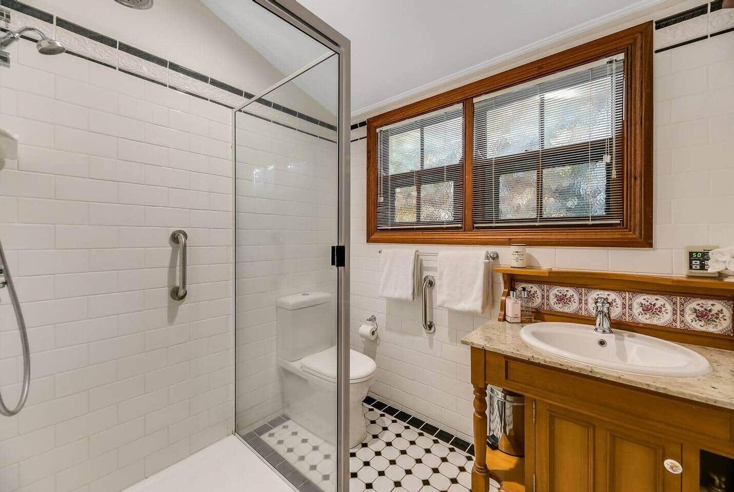 Vasca, asciugacapelli, asciugamani, sapone