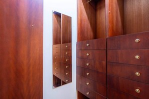 Interior - Queens Park Views | Walk to CBD | Sleeps 8 (East Toowoomba)
