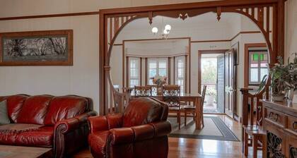 Queens Park Views | Walk to CBD | Sleeps 8