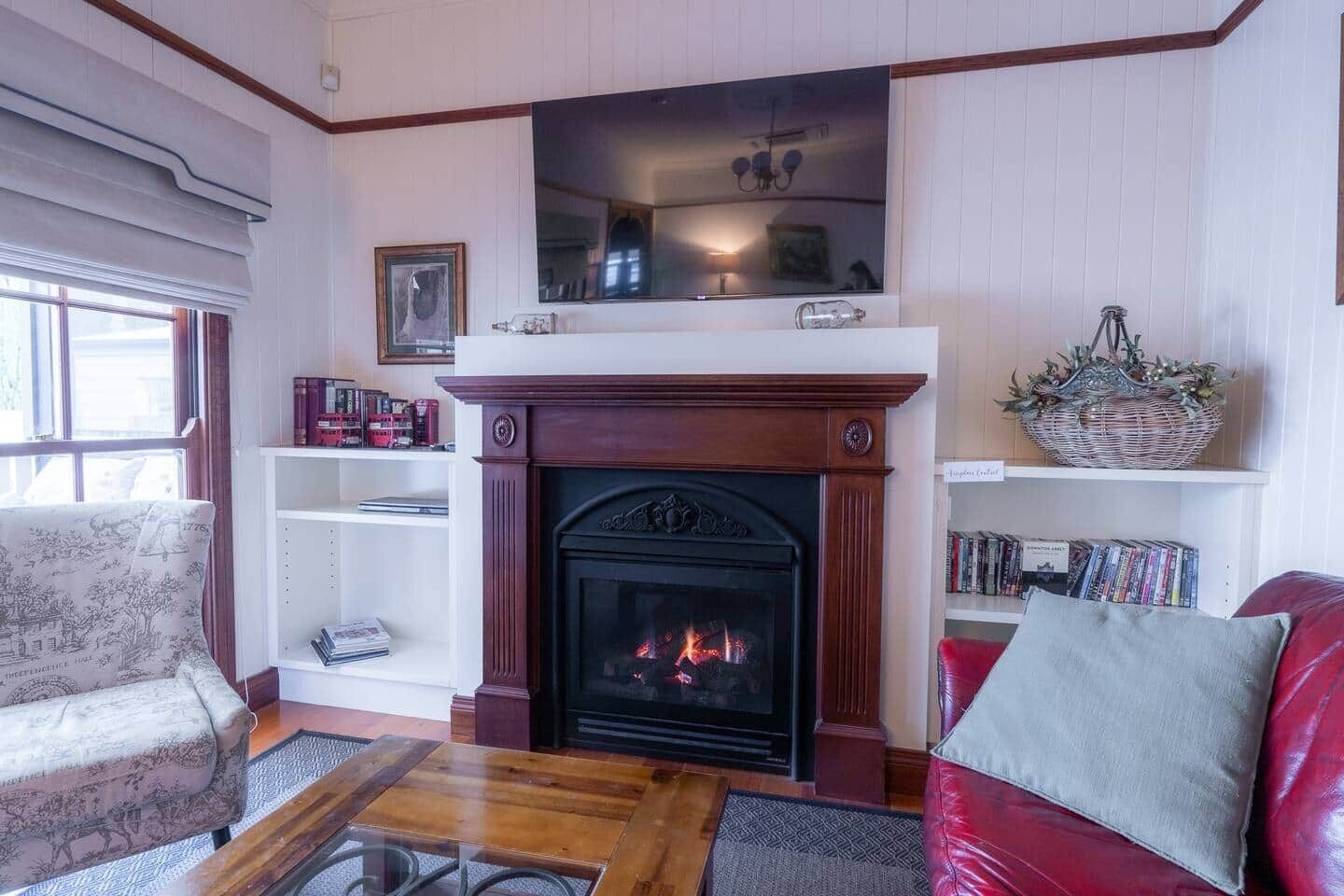 智能电视、壁炉、DVD 播放器、书