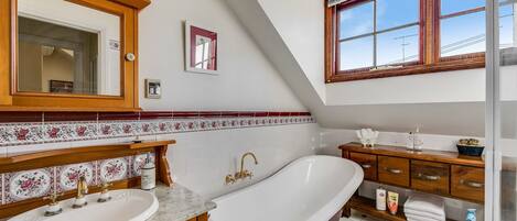 Bañera, secador de pelo, toallas, jabón