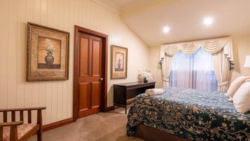 4 habitaciones, escritorio y tabla de planchar con plancha