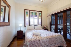 4 habitaciones, escritorio y tabla de planchar con plancha