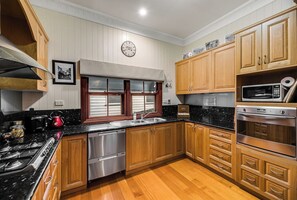 Frigorifero, microonde, forno, lavastoviglie