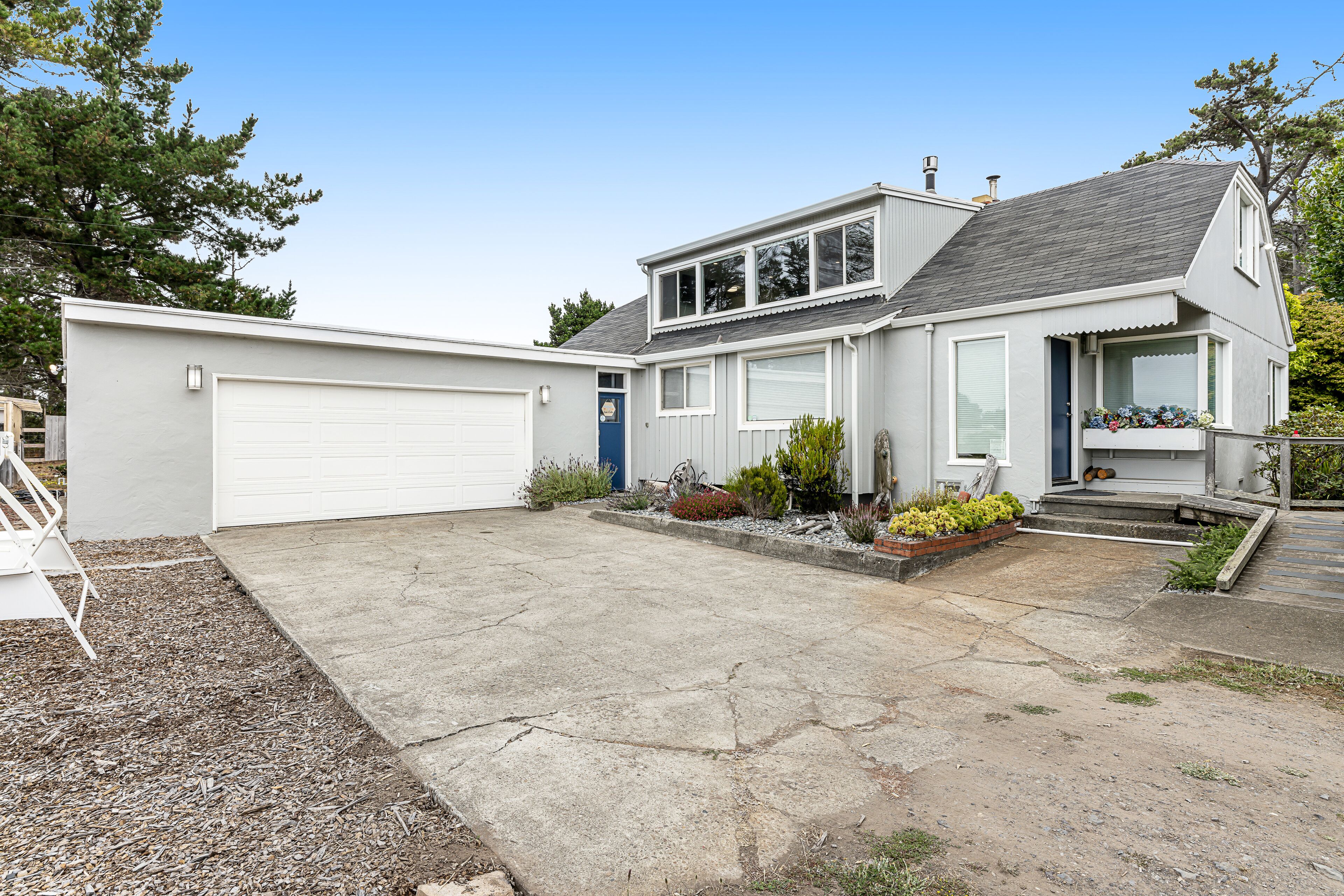 Cozy ocean-view home with bikes, fireplace, yard games, easy walk to beaches