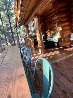 Outdoor dining - Custom Log Cabin in the Pines with all the Amenities & Views (Parks)