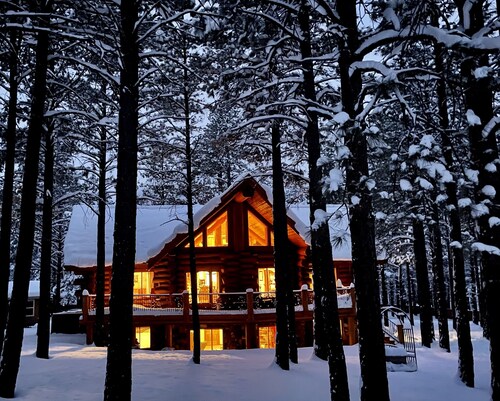 Custom Log Cabin in the Pines with all the Amenities & Views