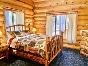 4 slaapkamers, een bureau, een strijkplank/strijkijzer, reisbedje