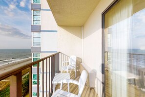 Property grounds - 8th-floor oceanfront studio with AC, breakfast, pool, & hot tub (Myrtle Beach)