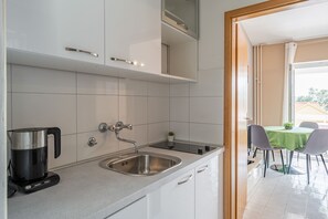 Køleskab, kogeplade, køkkentøj/tallerkener/redskaber