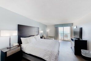 Tabla de planchar con plancha, internet y ropa de cama 