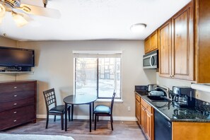 小型冷蔵庫、電子レンジ、コーヒー / ティーメーカー、トースター