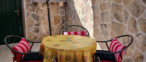 تناول الطعام بالخارج