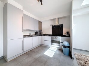 Fridge, oven, dishwasher, high chair - Stella Maris with garage and garden by Interhome (De Haan)