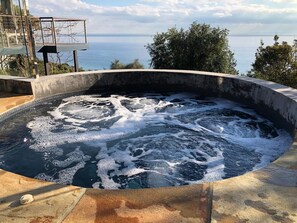 Outdoor spa tub - Sea Sanctuary (Mount Martha)