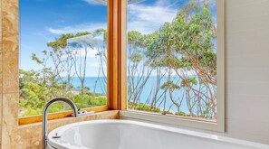 Shower, hair dryer, towels, soap - Sea Sanctuary (Mount Martha)