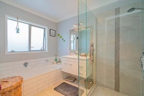 Badewanne, Handtücher, Seife, Toilettenpapier