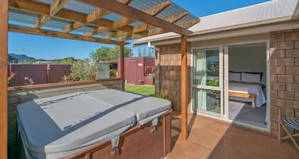 Sleeps 10 and a Minutes walk to the beach