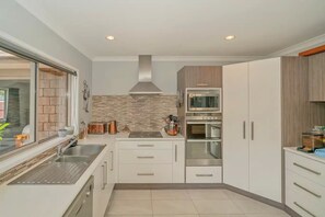 Fridge, microwave, oven, stovetop - Sleeps 10 and a Minutes walk to the beach (Whitianga)