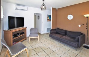 Télévision, table de tennis de table, chaîne hi-fi