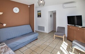 Fernseher, Tischtennisplatte, Stereoanlage