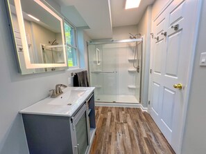 Combined shower/tub, hair dryer, towels - Waterfront 3BR/3BA Getaway: Beach, Dock, Firepit! AMAZING Sweeping VIEWS! (Heathsville)