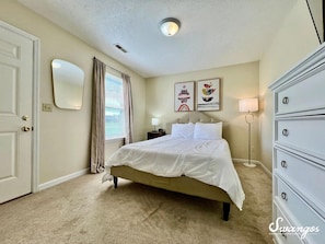 3 bedrooms, desk, iron/ironing board, travel cot - Benji`s House by the lake (Monroe)