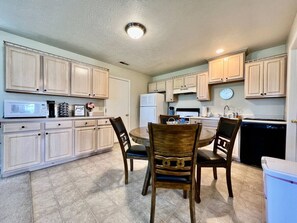 Fridge, microwave, oven, stovetop - Benji`s House by the lake (Monroe)