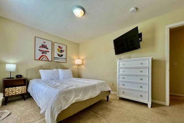 Desk, iron/ironing board, travel cot, WiFi - Benji`s House by the lake (Monroe)