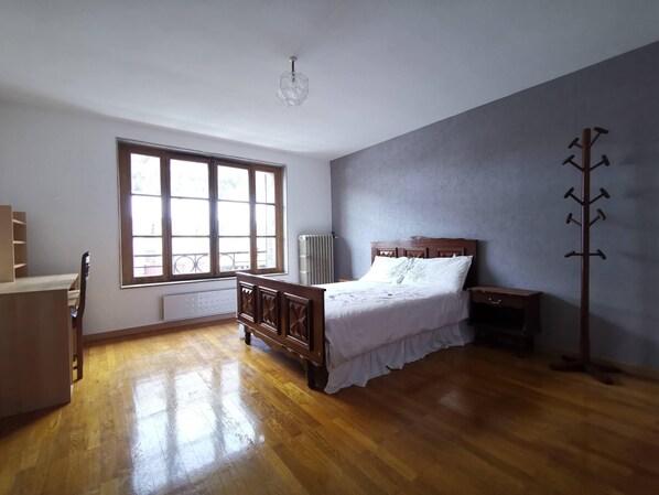 3 dormitoris, escriptori, planxa i posts de planxar i wifi 