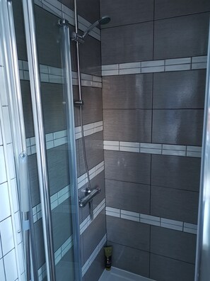 Douche, séchoir à cheveux, serviettes fournies