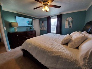 5 quartos, escrivaninha, ferros/tábuas de passar roupa, berço de viagem