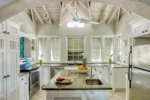 ثلاجة، ميكروويف، فرن، موقد طهي مسطح