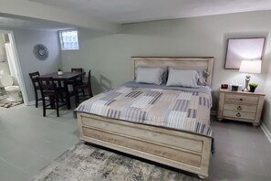 4 habitaciones, escritorio y tabla de planchar con plancha