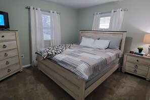 4 habitaciones, escritorio y tabla de planchar con plancha
