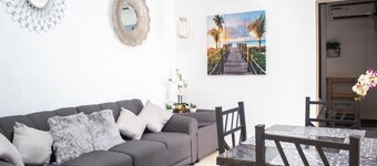 Beautiful remodeled condo near beach !