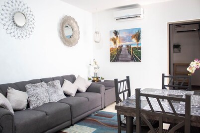 Beautiful remodeled condo near beach !