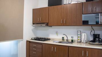 Geladeira, micro-ondas, cooktop, cafeteira/chaleira