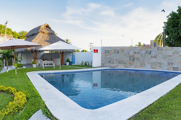 Una piscina al aire libre
