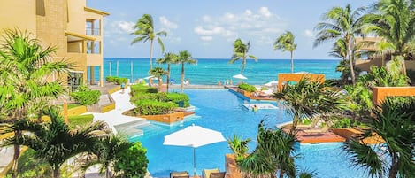 Una piscina al aire libre