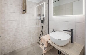 Shower - Beautiful home in Rebici with sauna (Rebici)