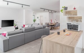 TV connectée, baby-foot, table de tennis de table