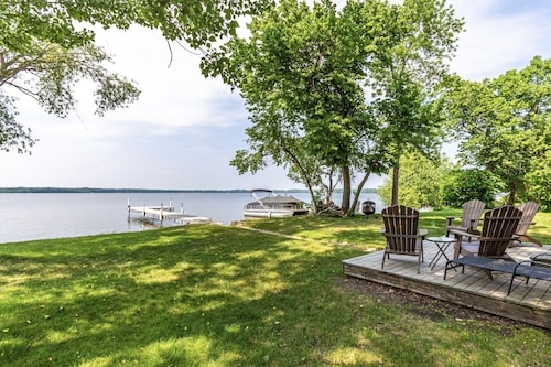 Classic Lake Sallie Hideaway with Wonderful Sunset Views